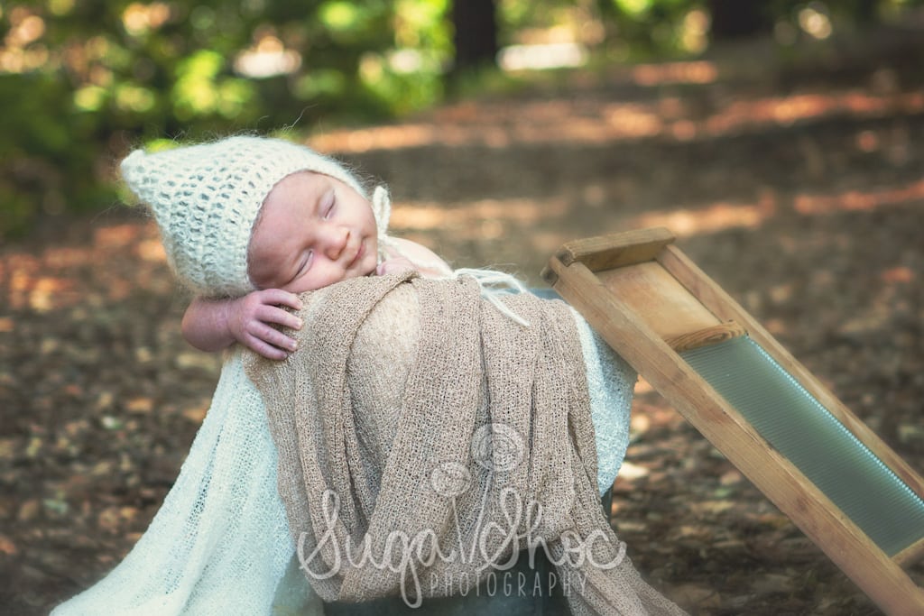 SugaShoc_Photography_Newborn_Photographer_Bucks County_Doylestown_PA_newborn_mother_outdoor_in_bucket_with_knit_hat