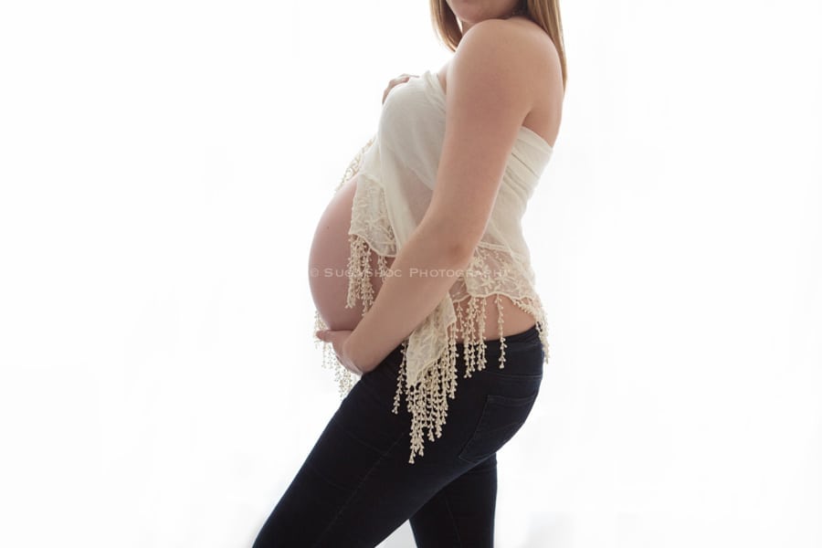 SugaShoc_Photography_Maternity_Photographer_Bucks_County_PA_Doylestown_PA_scarf_draped_around_maternity_belly