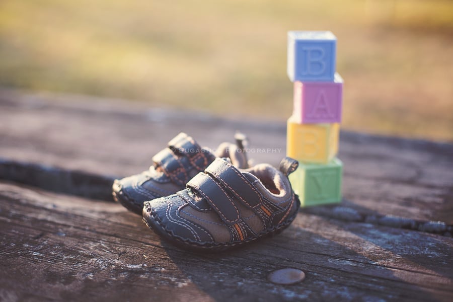 SugaShoc_Photography_Maternity_Photographer_Bucks_County_PA_Doylestown_PA_Maternity_session_details_with_baby_shoes_and_baby_blocks