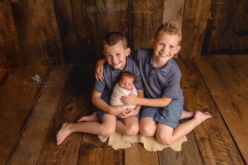 Sugashoc Photography Montgomery County Newborn Photographer newborn brother pose with older borthers