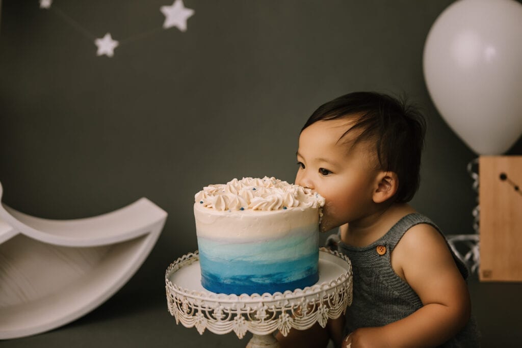 cake smash photos, baby eating frosted cake with stars in background
