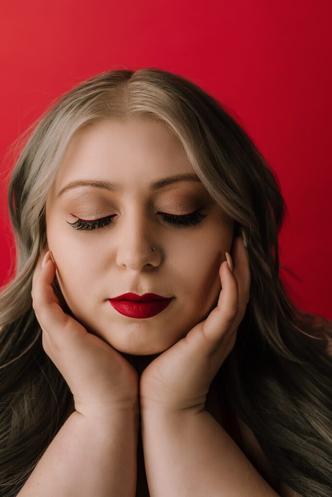 Mini beauty sessions, plus size model, red color, bold backdrop